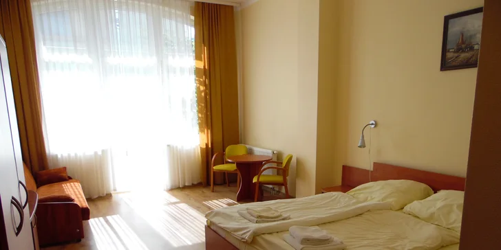 V izbe nájdete pohodlnú manželskú posteľ, TV aj pripojenie na internet.