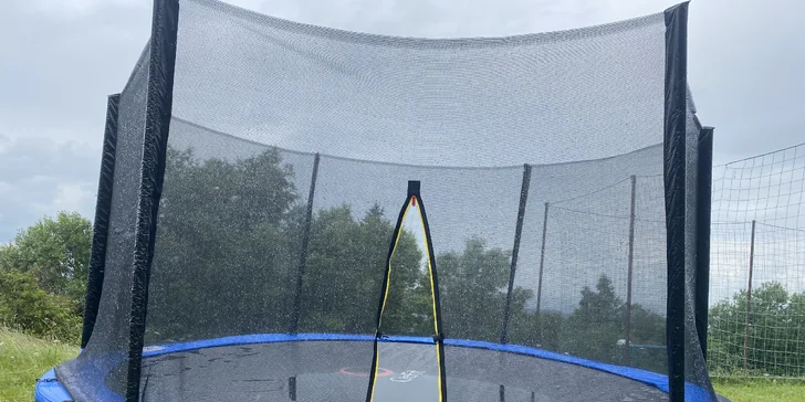Zaskákat si mohou i na trampolíně.