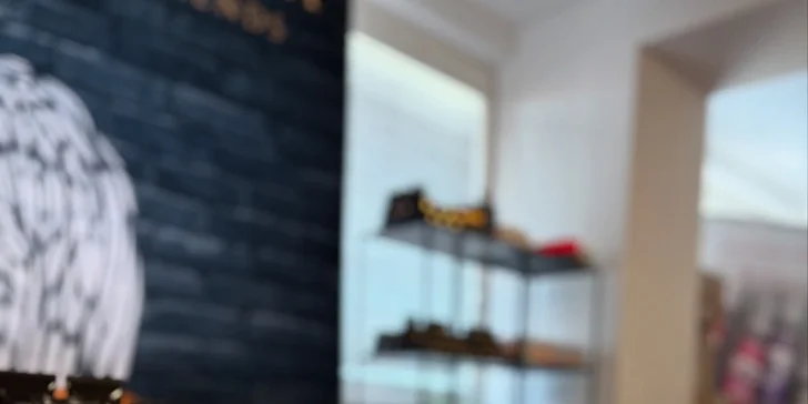 Starostlivosť zahŕňa precíznu úpravu dĺžky, ošetrenie kožtičky aj aplikáciu vyživujúcich produktov.