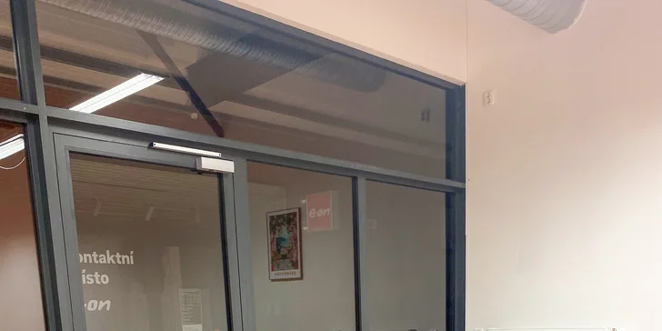 Dospělí si odpočinou u šálku kávy.