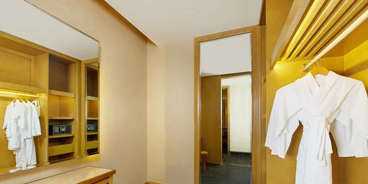 Připraven budete mít župan do bazénu či wellness.