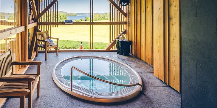 Hotel stojí v obci Bližší Lhota na břehu Lipna – téměř na samotě, stranou všech turistických center.