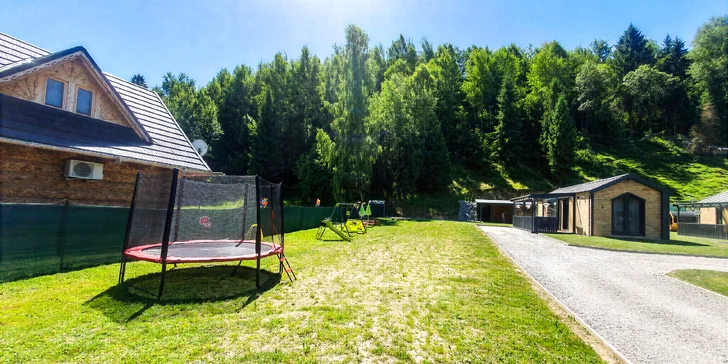 Nejmenší si mohou zaskákat na trampolíně.