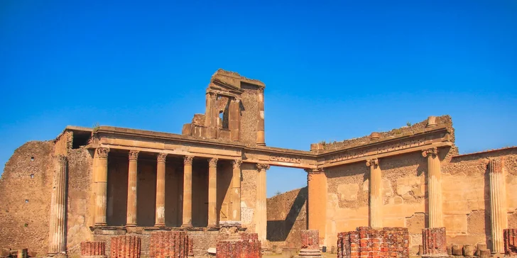 Čaká vás aj celodenný výlet do Pompejí s výstupom na sopku Vezuv
