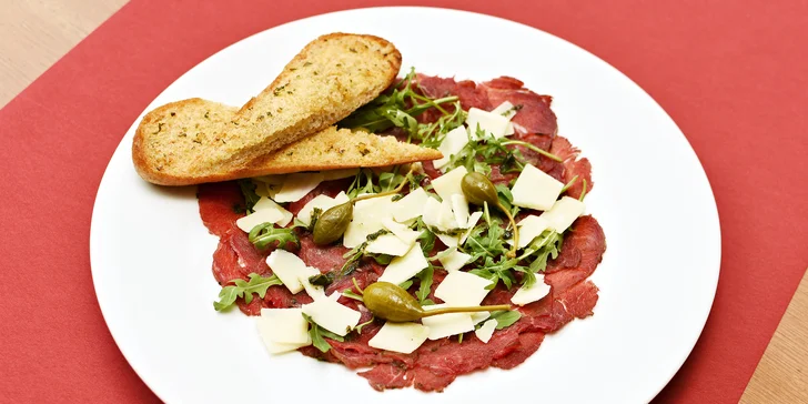Předkrm si vyberete ze dvou možností. Co třeba carpaccio z hovězí svíčkové s bazalkovým pestem, kapary, rukolou, parmazánem a opečenou bagetkou?