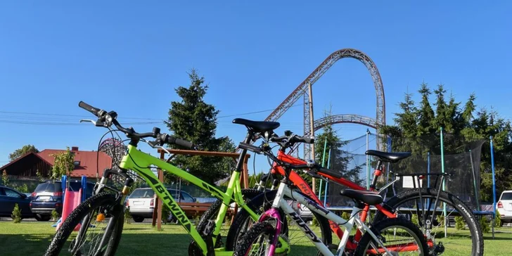 Požičajte si bicykle a vyrazte spoznávať okolie.