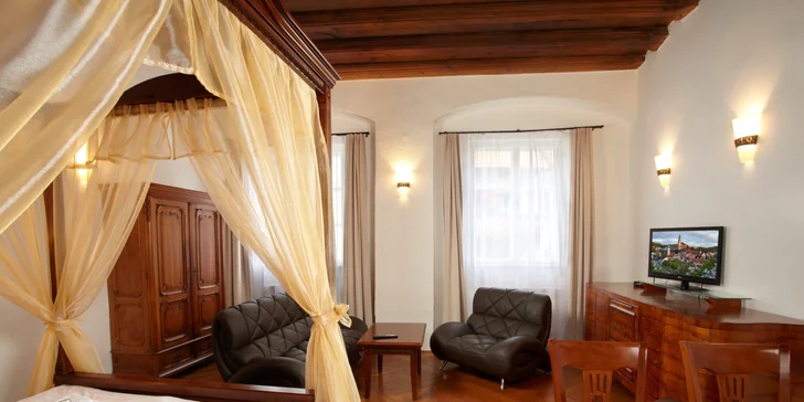  Historické apartmány mají vyřezávané stropy a stylový nábytek.