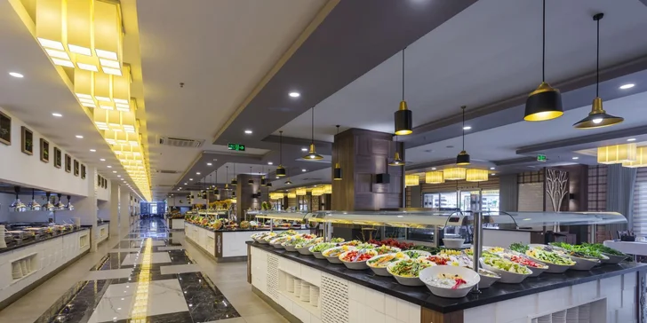 Hlavní restaurace láká na středomořské a turecké speciality formou bufetu včetně vegetariánských jídel. 
