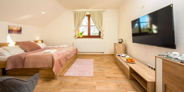 Novo zrekonštruované izby a priestranné apartmány vytvárajú príjemné a komfortné prostredie, kde sa budete cítiť ako doma.