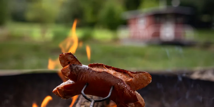 Vonku nájdete ohnisko s posedením pod stáročným dubom, gril, kotlík a, samozrejme, aj drevo.