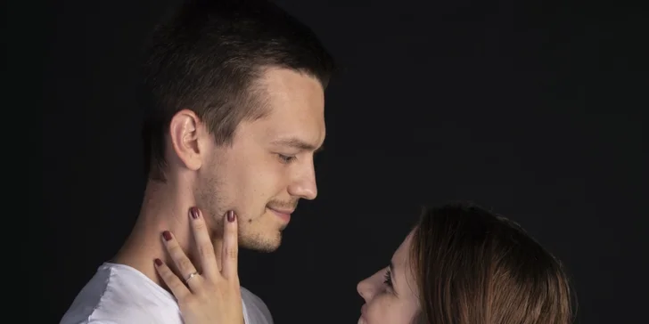 U Mikyho se nemusíte stydět ukázat lásku ke svému partnerovi. 