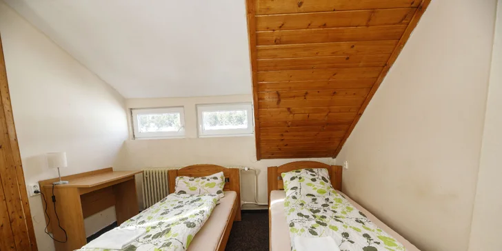 V jednoduchých izbách si oddýchnete po dni plnom turistiky a športov.