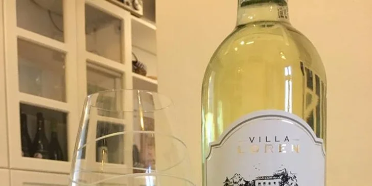 Můžete si zvolit variantu menu s vínem Pinot Grigio, které se k řeckým pokrmům báječně hodí. 