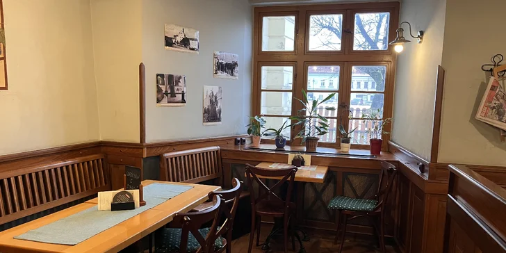 Pak přichází hlavní hvězda! Pořádný kuřecí řízek nebo šťavnatá vepřová kotleta s bylinkovými bramborami. 