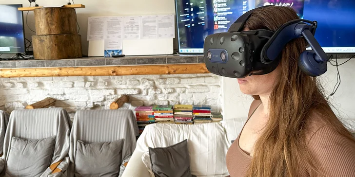 Špičkové headsety HTC Vive Pro2 s příslušenstvím mají rozlišení na oko 2448×2448 px, obnovovací frekvence 120 Hz a zorné pole 116° FOV.