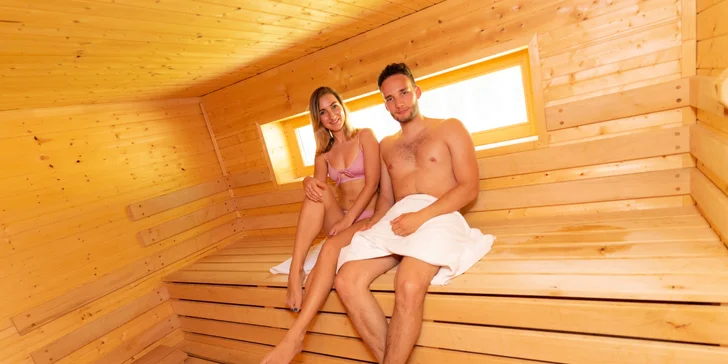 Na ohřátí je připravená finská sauna, bio sauna, aroma sauna i sudová sauna.