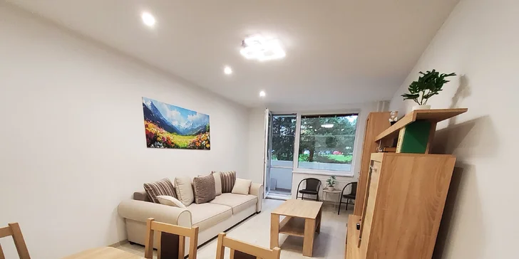 Apartmán pozostáva z obývacej izby, dvoch samostatných spální a jednej kúpeľne, čo oceníte najmä pri cestovaní s rodinou alebo priateľmi. 