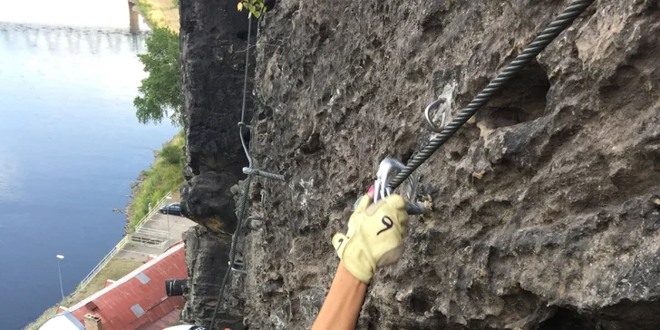 Seznámíte se se základním potřebným vybavením, které vám zde zapůjčí, a také správnou technikou pohybu na ferratě.