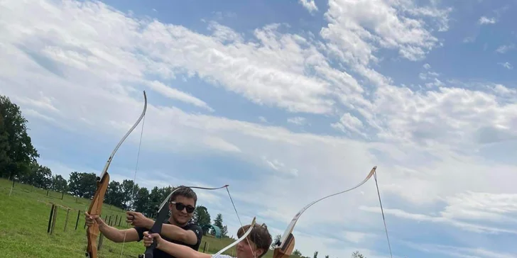 Pokud doprovod nebude střílet, musí mít vlastní vstupenku do parku. 