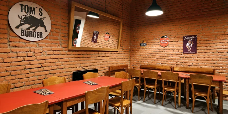 Připravují tu 12 druhů burgerů, jídla ve stylu tex-mex, saláty a z příloh např. cibulové kroužky, bramborové lupínky i batátové hranolky. 