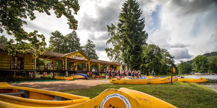 Navštivte půjčovnu lodí a koloběžek Žlutou plovárnu na Malé Skále.