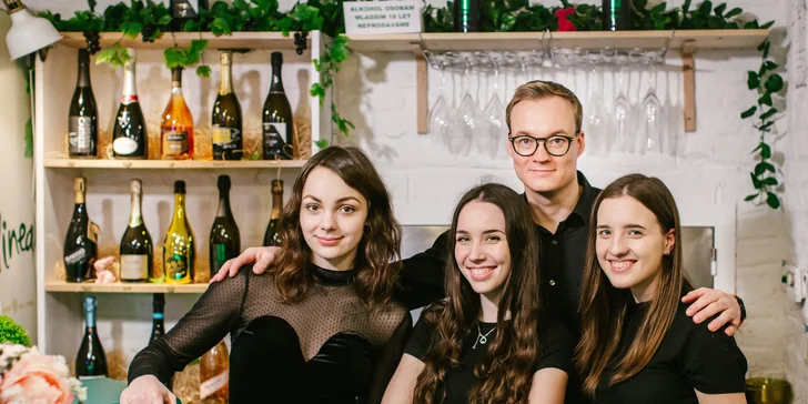 Kavárnu najdete jen pár kroků od tramvajové zastávky U Kříže.
