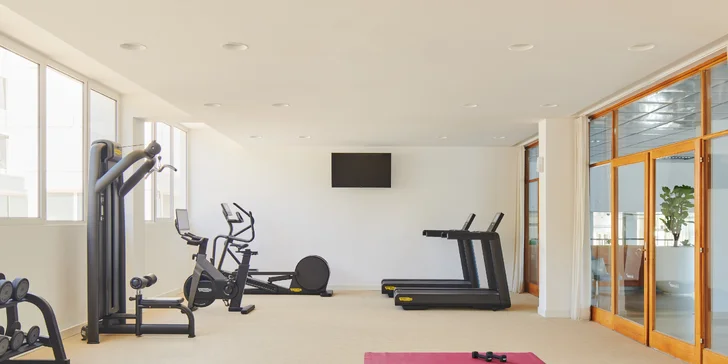 Před plaváním se protáhnete v hotelovém fitness centru.