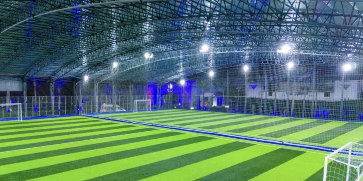 Sportovní nadšenci budou nadšení z nevídaného zázemí: k dispozici jsou 2 tenisové kurty, 4 kurty na paddle tenis, hřiště na mini fotbal, plážový volejbal a běžecká dráha. 