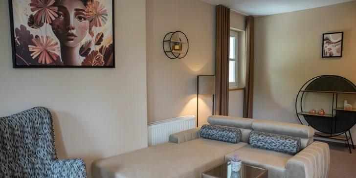 Pre páry je pripravená izba Standard, rodinám poslúži priestranné rodinné apartmá s 2 manželskými posteľami.