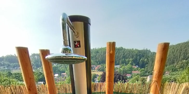 Je tu suchý záchod i venkovní sprcha se solárním zahříváním.