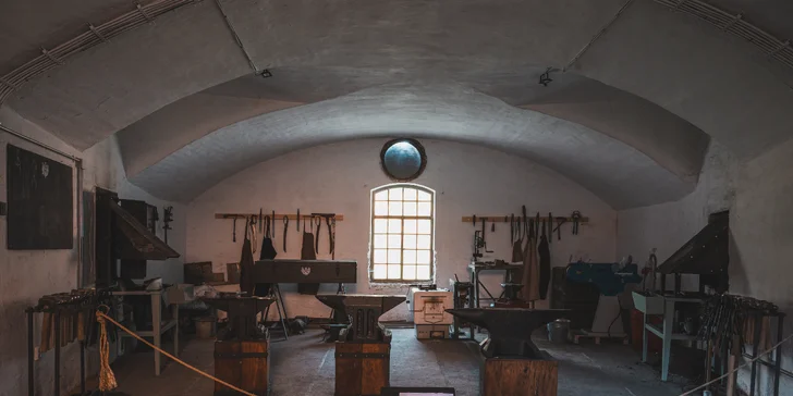 Komentovanou část prohlídky zahájíte v expozici militárií, dobových fotografií, plánů fortů a map fortového opevnění města Olomouce. 