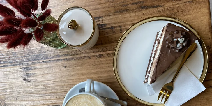 Na pultech se objevuje například tiramisu, indiánek, větrník nebo dortík s čokoládovou šlehačkou. 