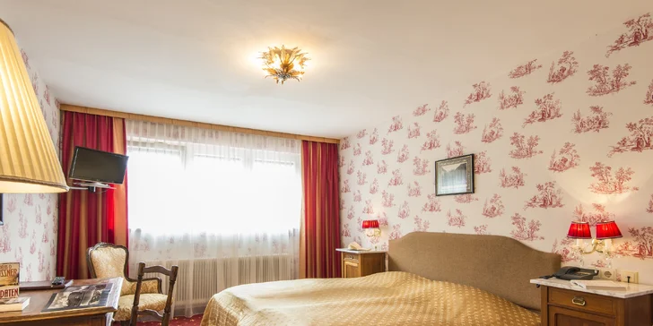 Nechybí ani moderní vymoženosti jako je satelitní TV, telefon či připojení k Wi‑Fi.