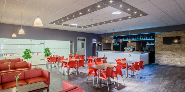 Súčasťou hotela je Á la carte reštaurácia, business reštaurácia, zimná záhrada, bar a záhrada s altánkom.