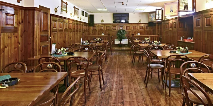 Celé kilo řízků a misku brambor si vychutnáte v příjemné restauraci.  