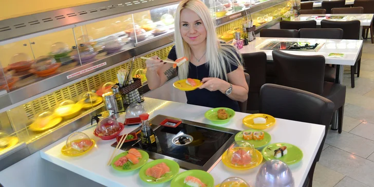 Z pásu si vezmete jakékoli zeleninové i rybí sushi.