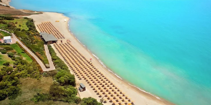 Hotel disponuje soukromou písečnou pláží.