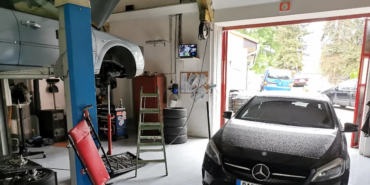 Postupně provedou odsátí chladiva, vysušení systému, doplní olej a vrátí chladivo zpátky.