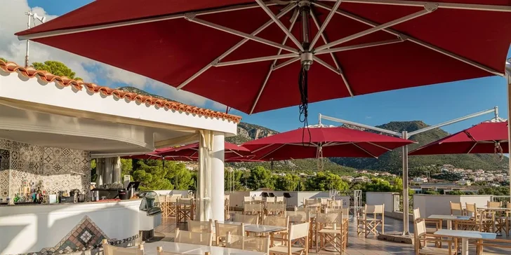 Snídaně, obědy a večeře se podávají v hlavní hotelové restauraci formou bufetu.