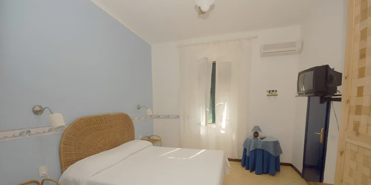 Některé pokoje mají balkon.