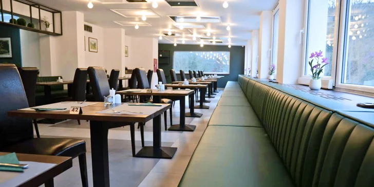 Hotel se nachází nedaleko karlovarských kolonád, ale zároveň je obklopen zelení.