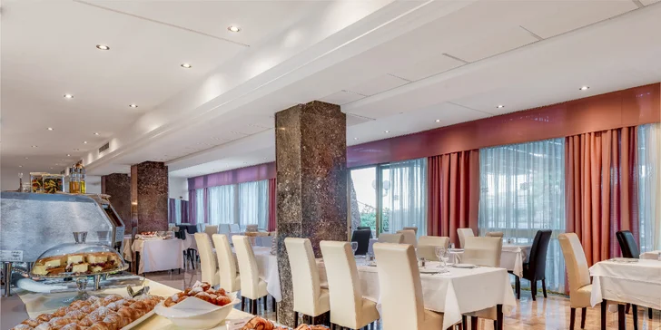 Jak snídaně, tak večeře se podávají formou bufetu, večeře mohou být také servírované dle obsazenosti hotelu. 
