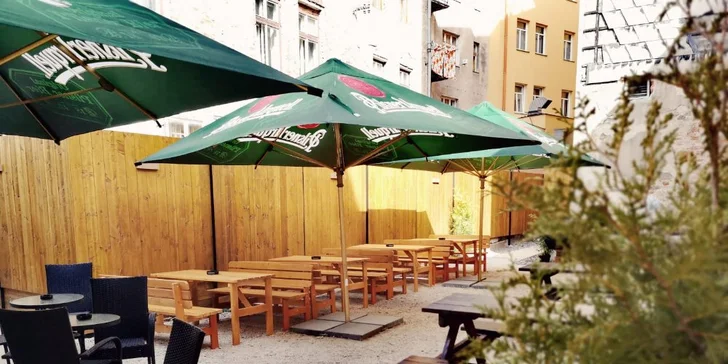 Posedět můžete i na venkovní zahrádce.