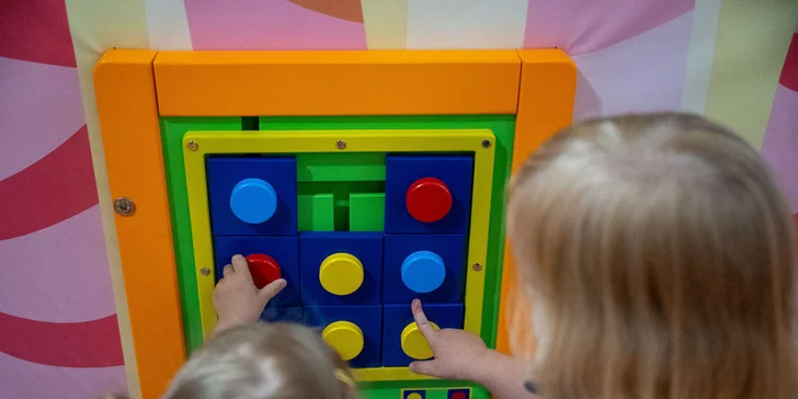 Na děti čeká pořádné pohybové šílenství na dlouhých skluzavkách, v obřím labyrintu i na trampolínách...