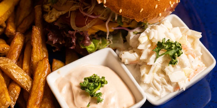 Zatímco Faust special burger kromě hovězího obsahuje také ementál, pečené vejce a bbq omáčku, Swiss special boduje kombinací tří druhů sýrů. 