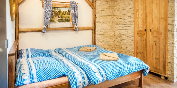 Na výběr je několik tematicky zařízených pokojů. (Staročeský pokoj)