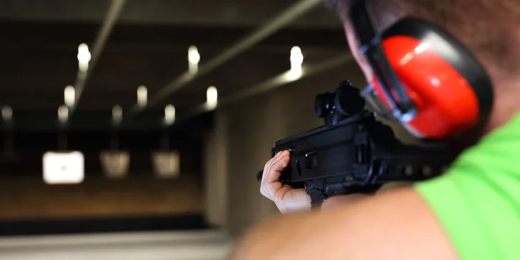 Střelecké balíčky s až 116 náboji: pistole a karabiny i pušky s optickým zaměřovačem a brokovnice