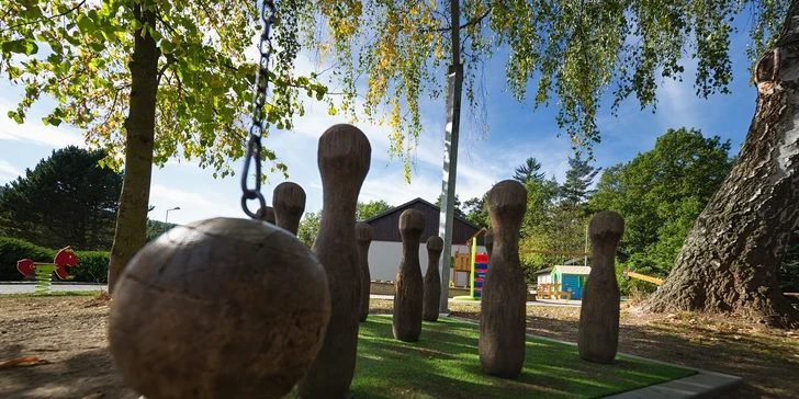 V areálu je spousta možností, jak se vydovádět. Mají tu kuželky, bowling, minigolf, pétanque, tenisové kurty i multifunkční hřiště na další sporty.