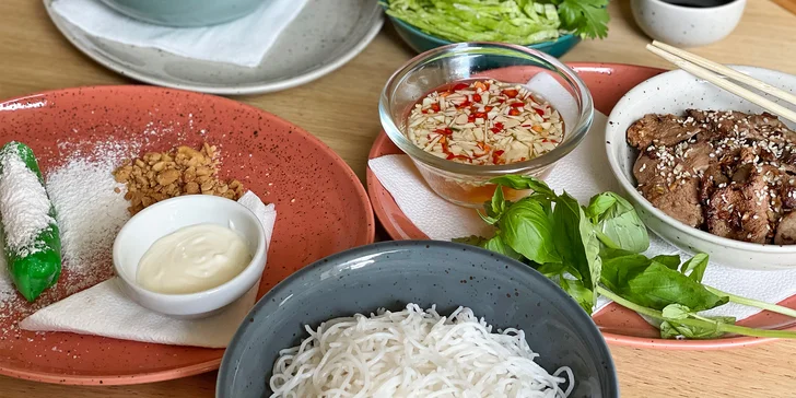  K hlavnímu chodu si vyberete grilovaná kachní prsa s rýžovými nudlemi, nebo vegetariánské udon nudle. 