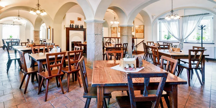 V ceně máte snídaně, na oběd nebo večeři můžete zajít do restaurace v sousedním pivovaru. 